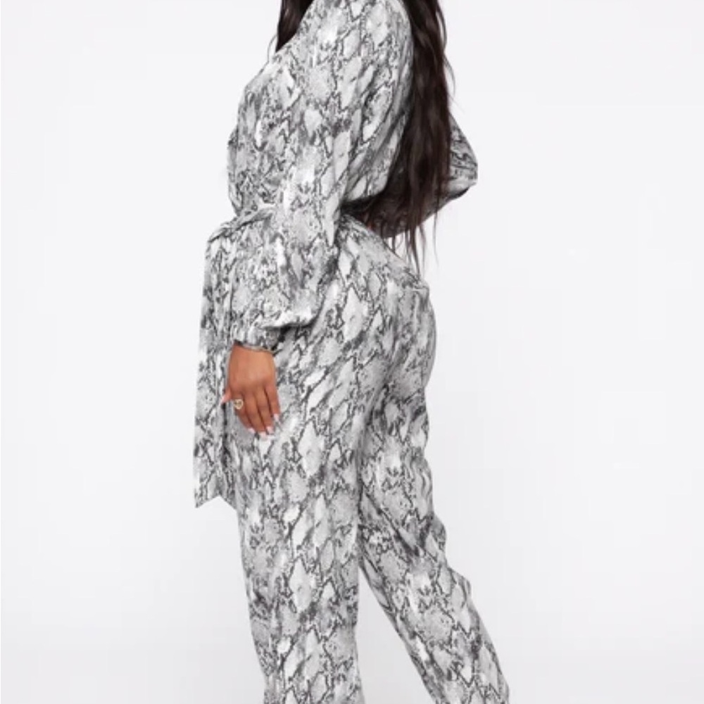 Fashion Nova Stylish Gray Patterned Jumpsuit XL - Picture 2 of 7